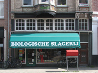 833669 Gezicht op de winkelpui van de biologische slagerij Ron Agterberg (Nachtegaalstraat 80) te Utrecht, met boven de ...